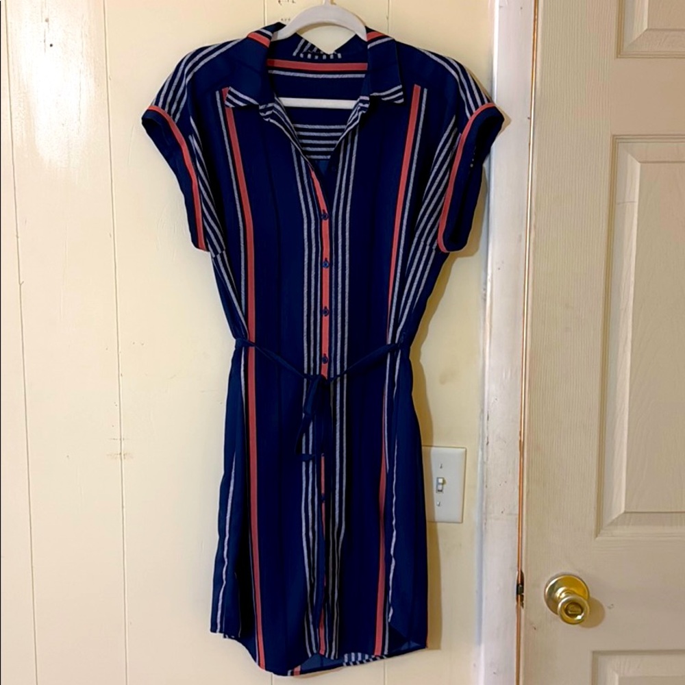Women’s Express dress. Ties at the waist.